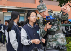 执旗进场全场肃立行礼凝视国旗肃穆氛围