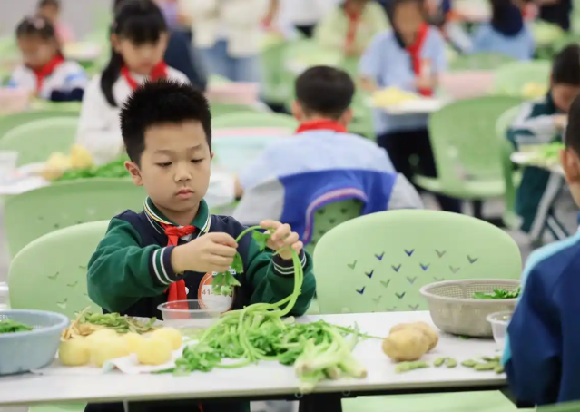 学校让“劳作最荣耀”的种子在每一个孩子心中生根发芽